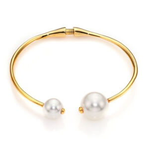 一件珍珠首饰带给你
一整个秋冬的温柔 部分款还有8折优惠！ Saks Fifth Avenue